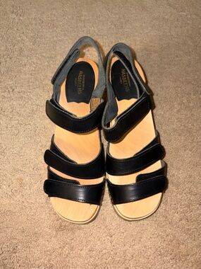 Women's NWOB Swedish
Hasbeens